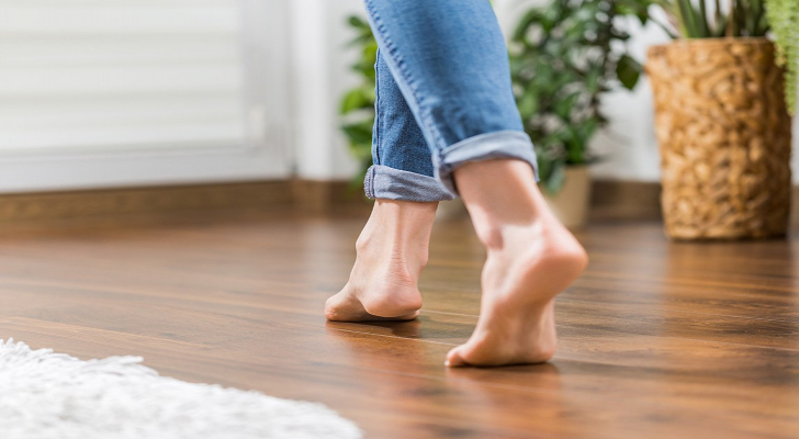 تعرفوا على فوائد المشي حافي القدمين